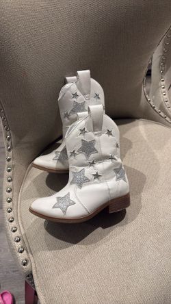 BUNDLE OF 8 pairs of kids shoes for $50. #3 Girls Silver star white boots