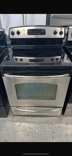 GE Black And Stainless Steel Electric Stove 