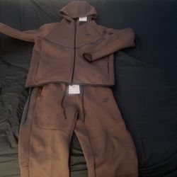 brand new nike tech sweatsuit with tags