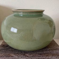 RARE GLAZE GREEN VASE FROM WISTERIA