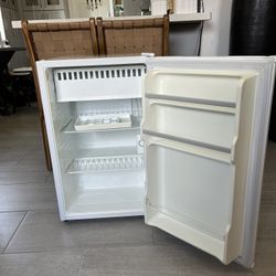 Magic Chef Refri  28Hx17wx18d 4.2 Cu