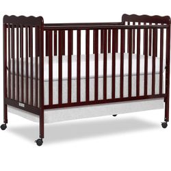 Never Used Babys Crib DOM 3 In 1