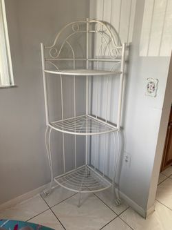 Corner etagere