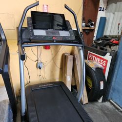 USED - Nordictrack X22i Treadmill - 100% FUNCTIONAL- 750$