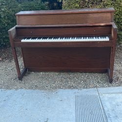Story And Clark Piano 