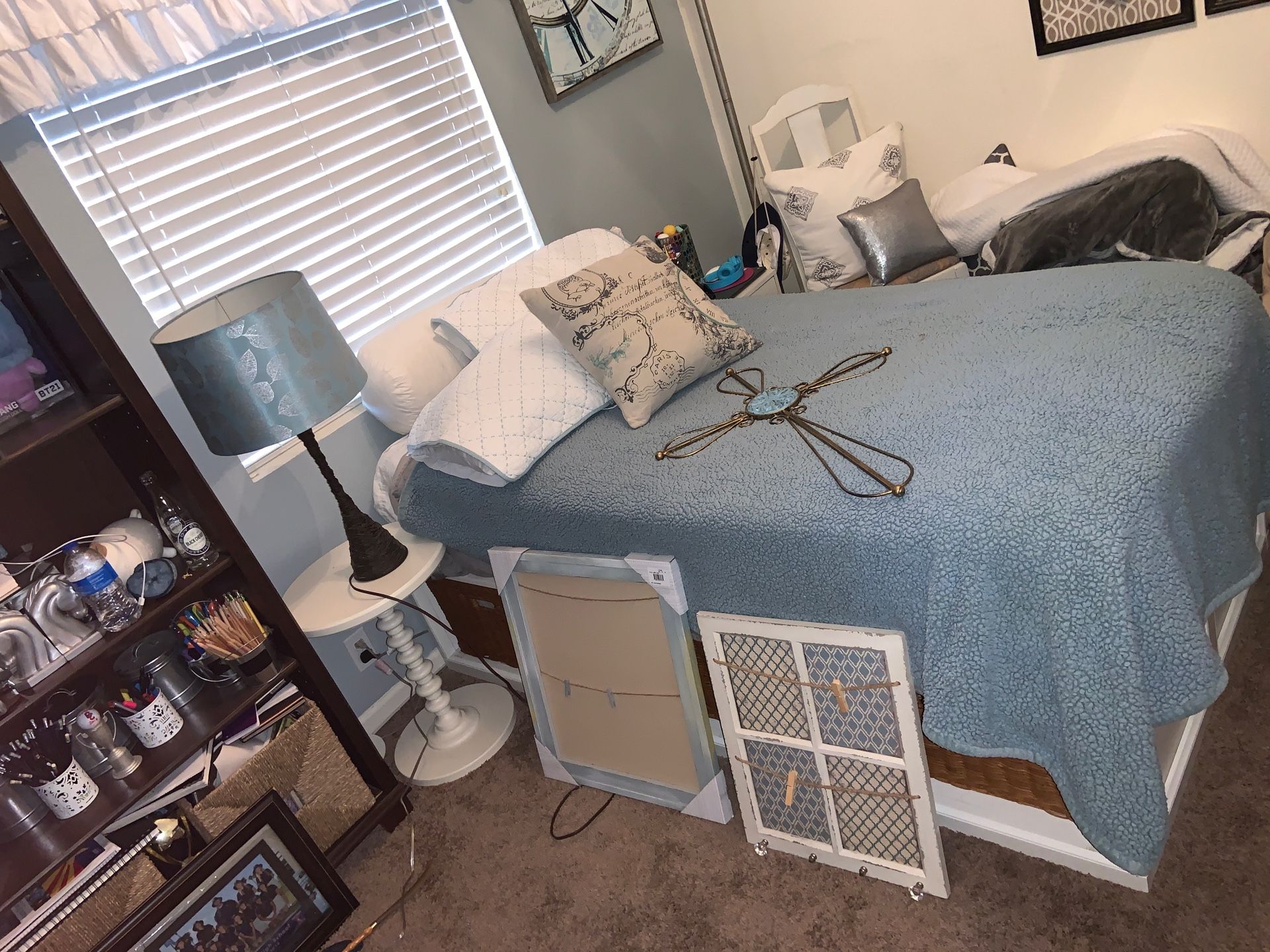 Girls bedroom decor. Twin size bedding +