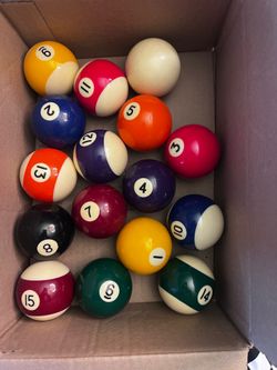 Vintage set of pool balls (16)