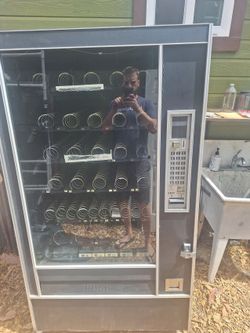 Vending Machine - AP 7600 Snack, Credit Card Ready