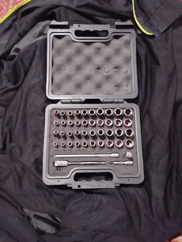 SNAP-ON 44 PC 1/4 DRIVE 6 POINT METRIC/SAE GENERAL SERVICE SET