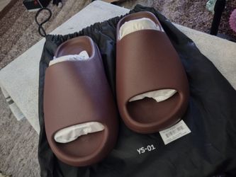 YeezysYZY -YS 01 slides are brand new i men’s size 9
