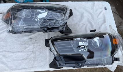 16-22 Toyota Tacoma Black Projector Headlights