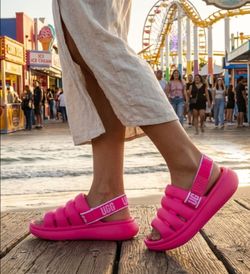 UGG Sport Yeah Graphic Slide Sandal – Dragon Fruit Pink – Women’s Size 6