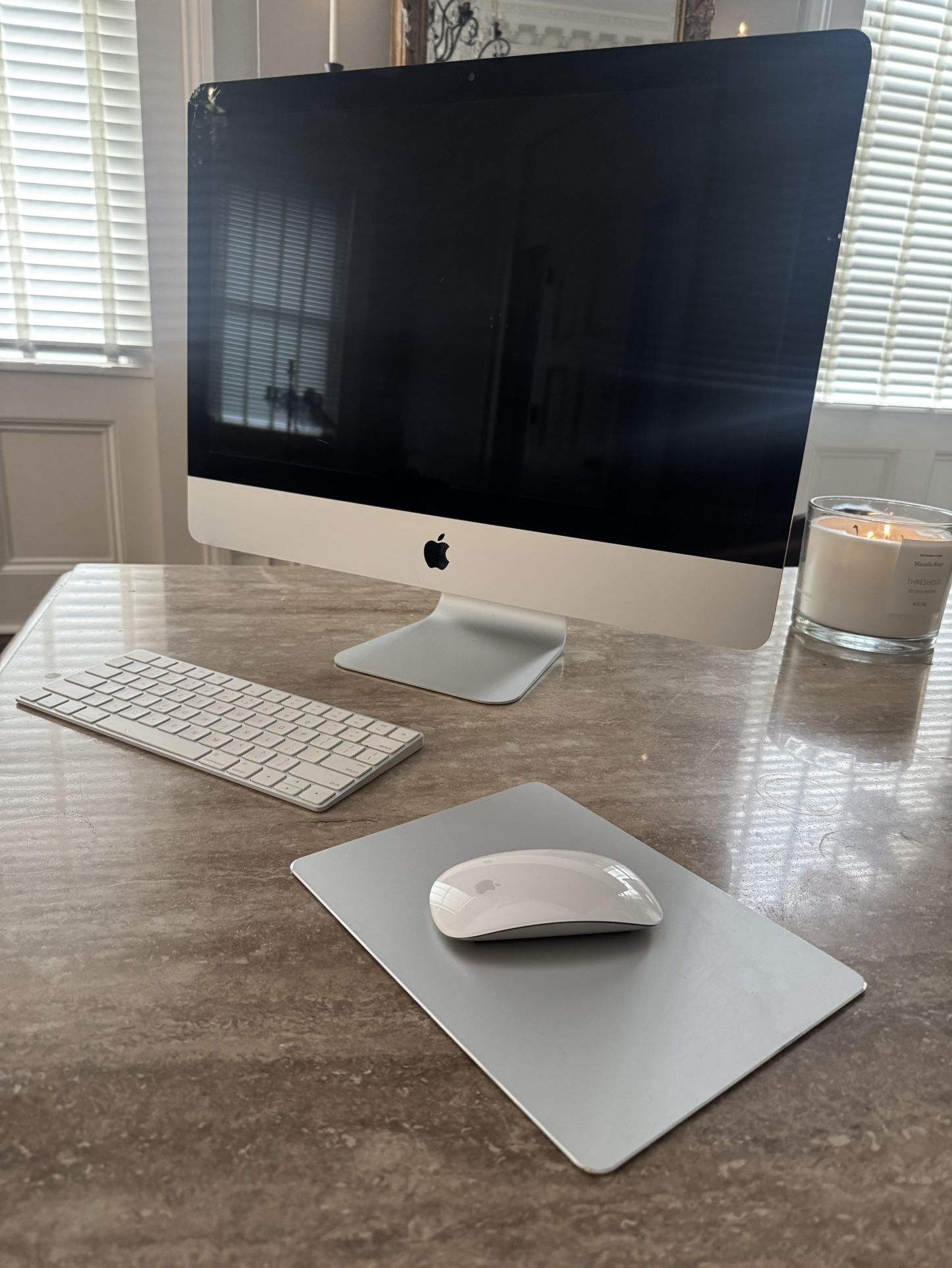 iMac 21.5” (2015) – 1TB, 8GB RAM – Works Perfectly – Minor Screen Crack