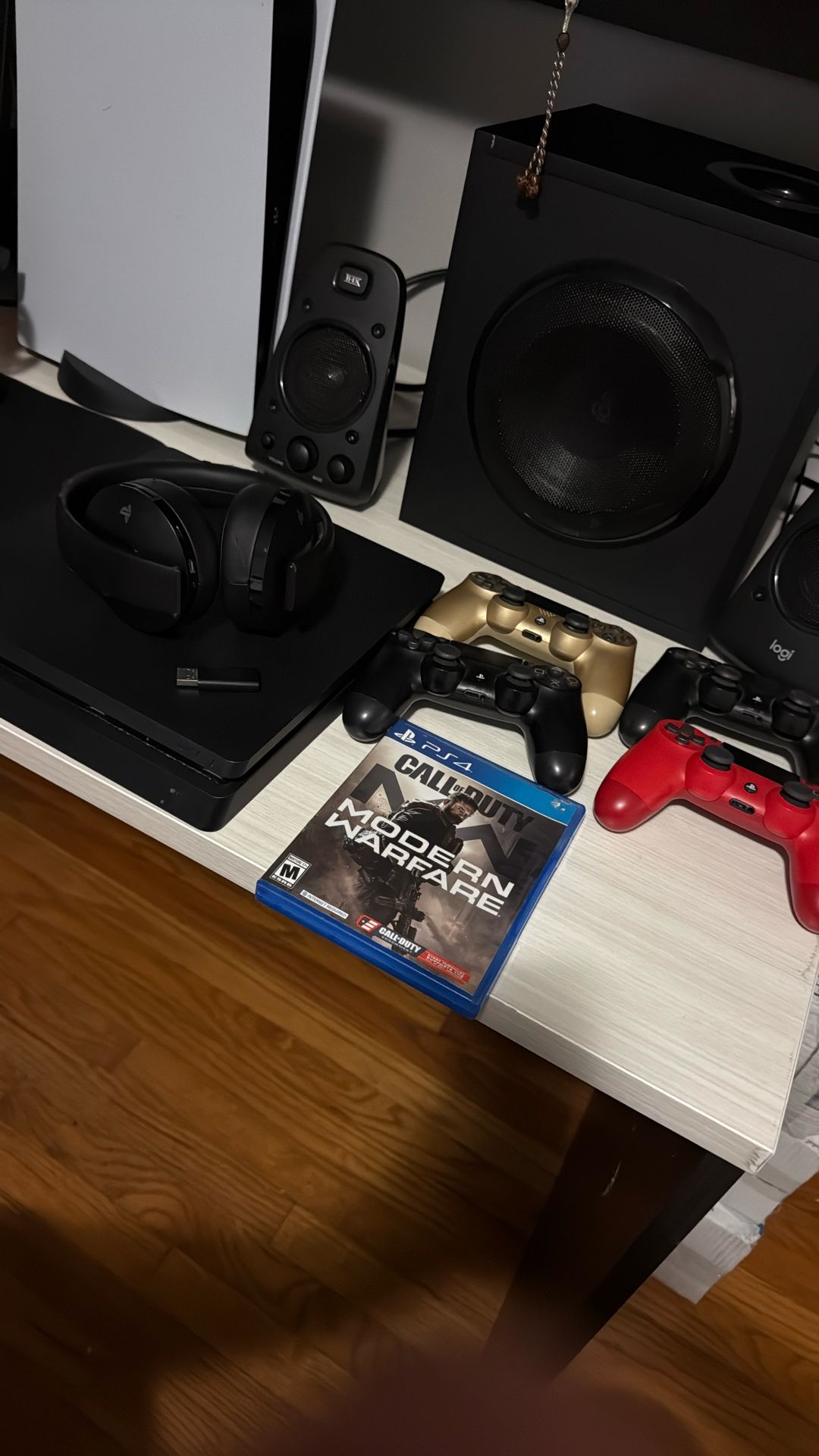 PLAYSTATION 4 With 4 Controllers Headset And Modern Warfare
