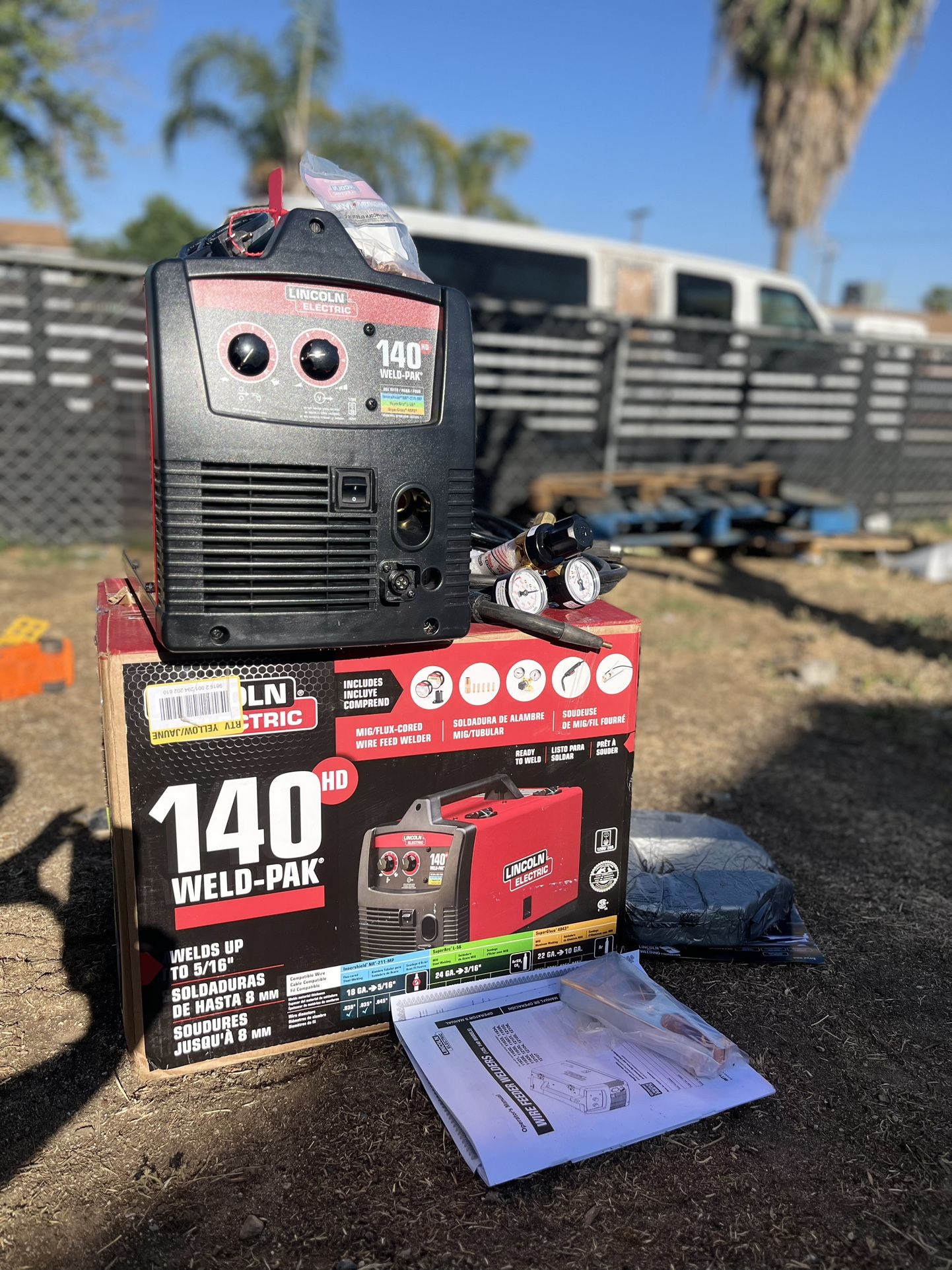 Lincoln Electric 140 Amp Weld Pak 140 HD MIG Wire Welder w/Magnum 100L Gun, Sample Spools MIG Wire and 2 Flux-Cored Wire 115V Starter Kit