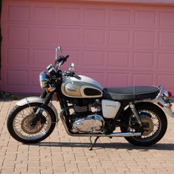 2015 Triumph Bonneville T100 White and Gold Duotone Motorcycle