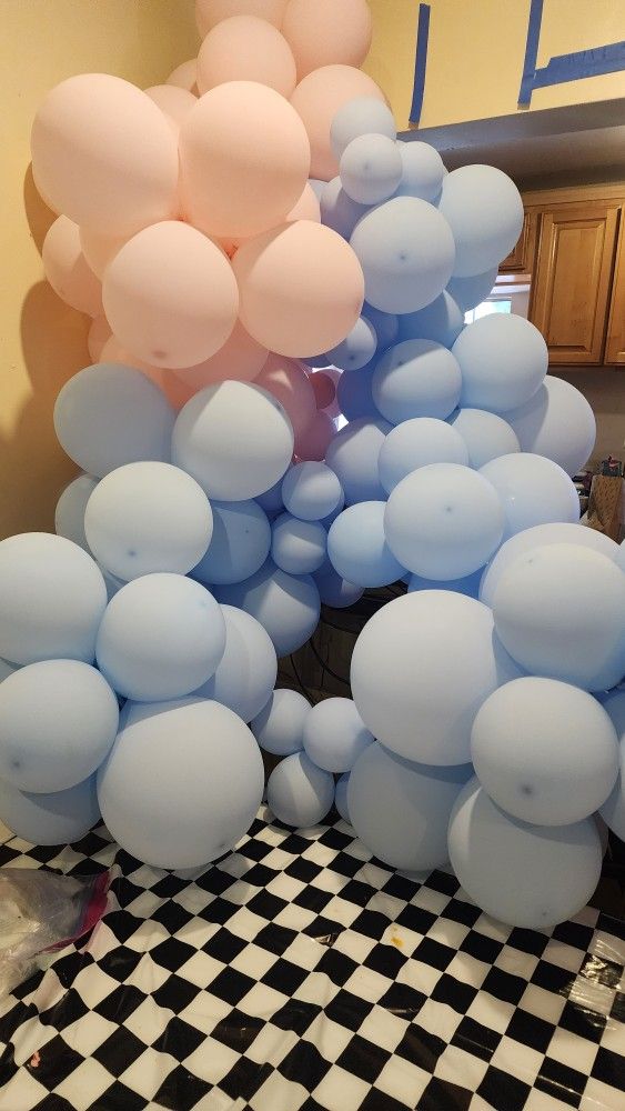 FREE balloon Garland Baby Shower Reveal Blue Pink