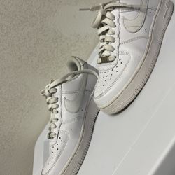 Size 7 In Youth White Nikes 