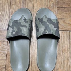 Sun + Stone slides in a cool camo pattern! These are a men's size 11 and are in great condition. Perfect for a casual day out or just lounging around 