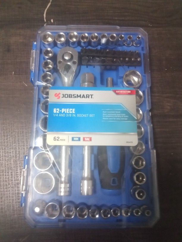 62 Piece 1/4 And 3/8 In Socket Set
