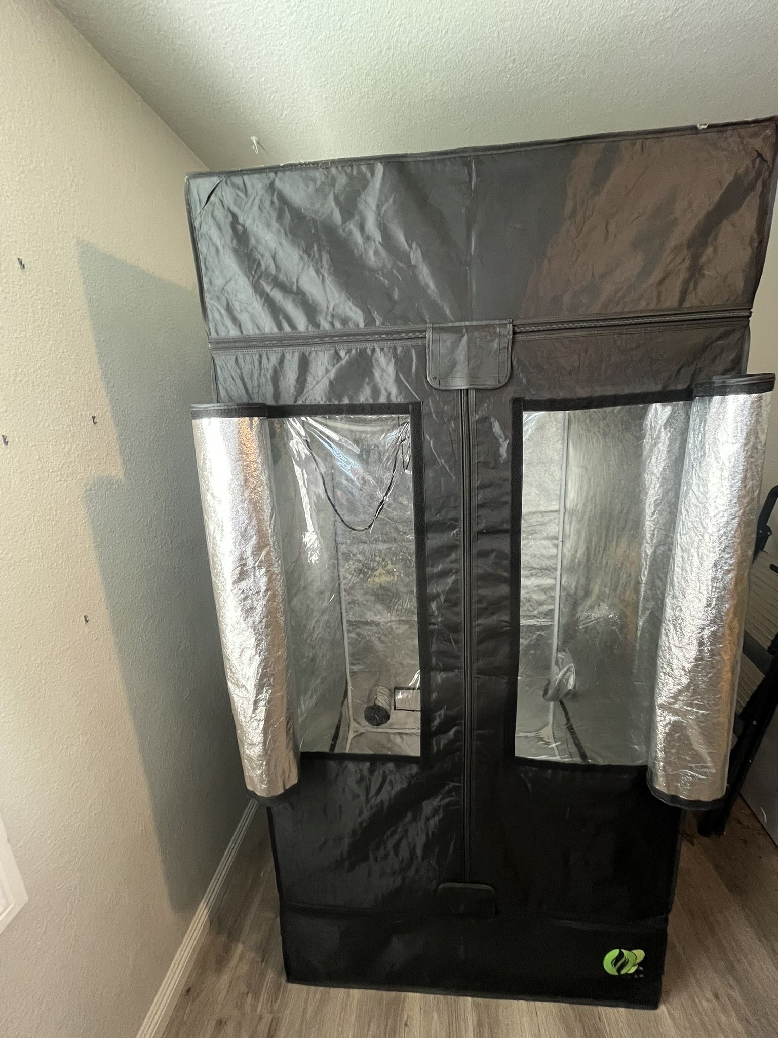 Used 3x3 Grow Tent W/300watt Infinity Light