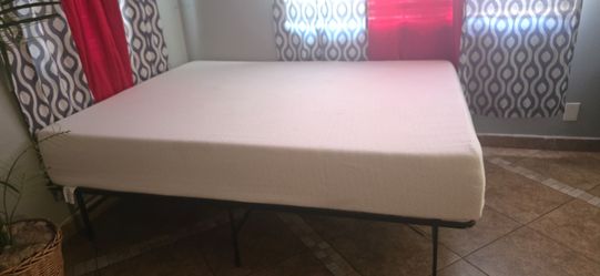 Queen bed with a thick matress 10 inch and Platform Bed Frame  / Cama queen con vase de PLATAFORMA y su colchon memory foam bien comodo