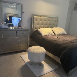 Queen Bedroom Set/ Good Condition/ Delivery Negoti