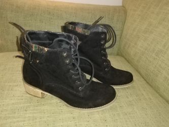 Boots Size 7 $10