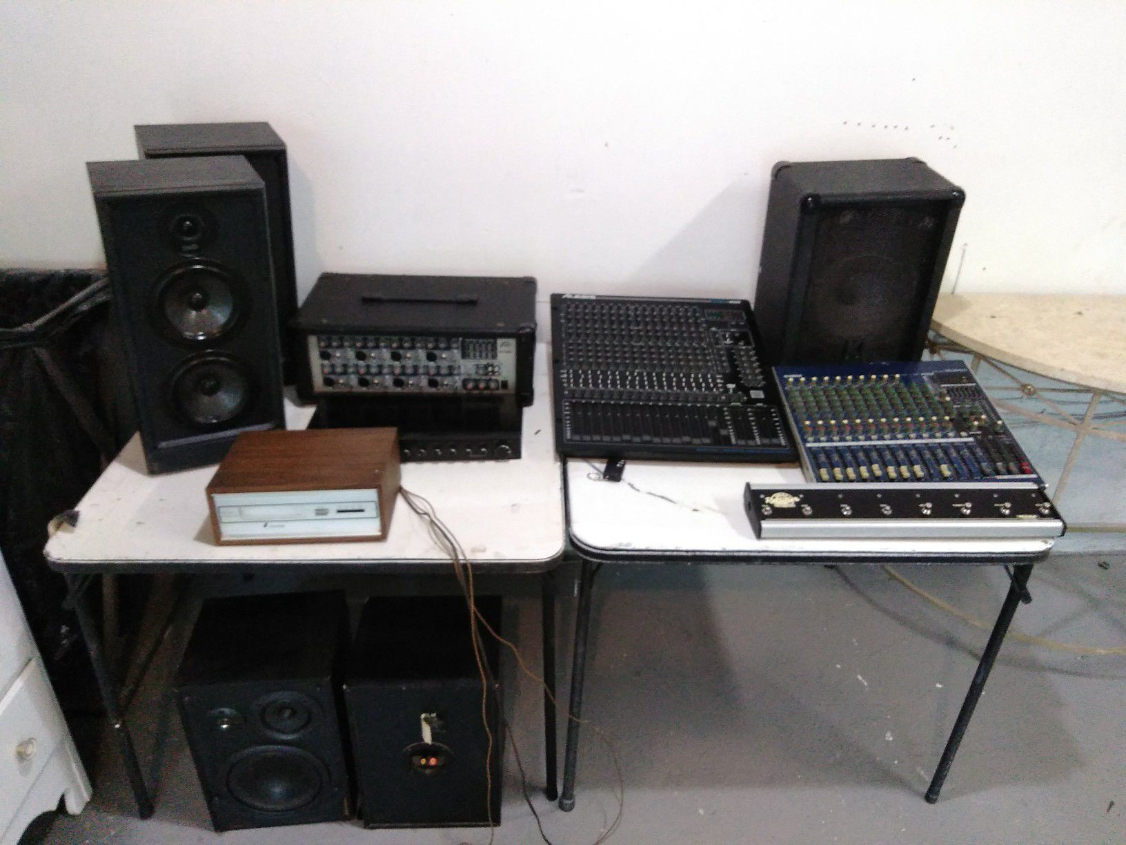 Audio DJ equipment