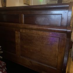 Queen sleigh bed