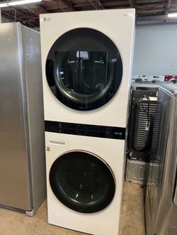 Conjunto LG de lavadora y secadora en torre