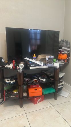 Mesa de vidrio con TV Samsung