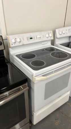 GE Electric Glass-Top Range — White, 4 burners, clean and ready