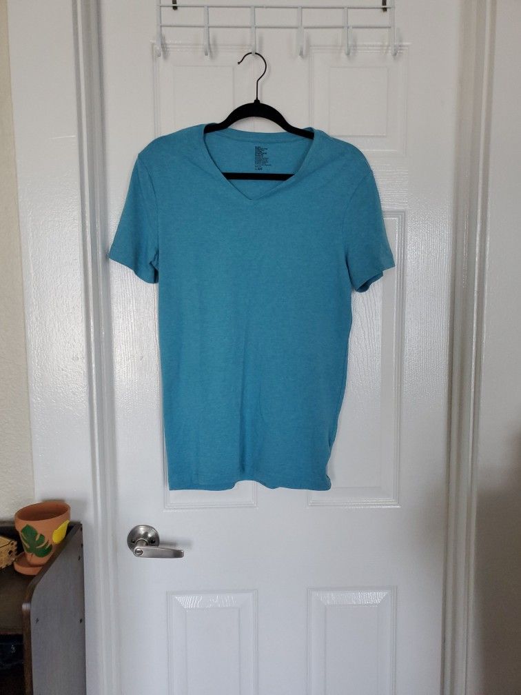H&M Sky Blue V-Neck Tee – Size S 💙 