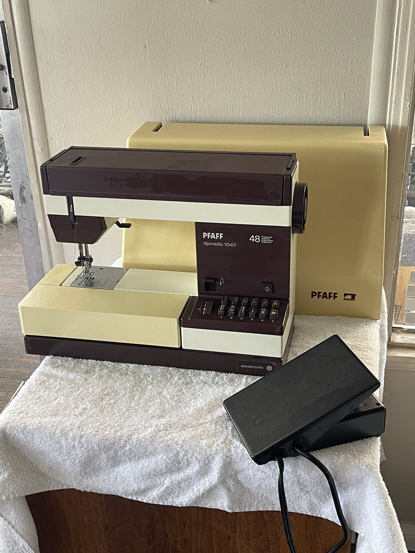 Pfaff Tipmatic 1047 Sewing Machine 1047 sewing machine