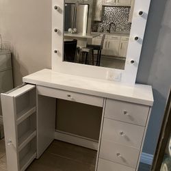 Vanity Desk With Mirror 