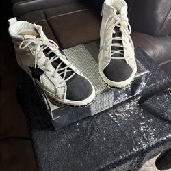 These are Vintage Havana Lester sneakers, featuring a high-top design, a studded star detail, and sparkly laces.