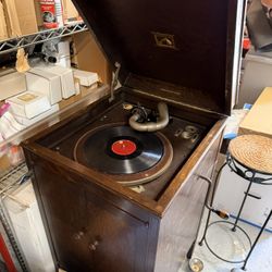 Antique Wind Up Phonograph 