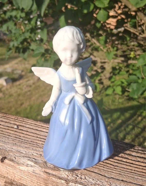 Vintage Schmid White Porcelain Cherub Angel Music Box Figurine "Hark The Herald Angels Sing" Japan