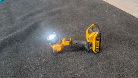 Dewalt flashlight with battery or without