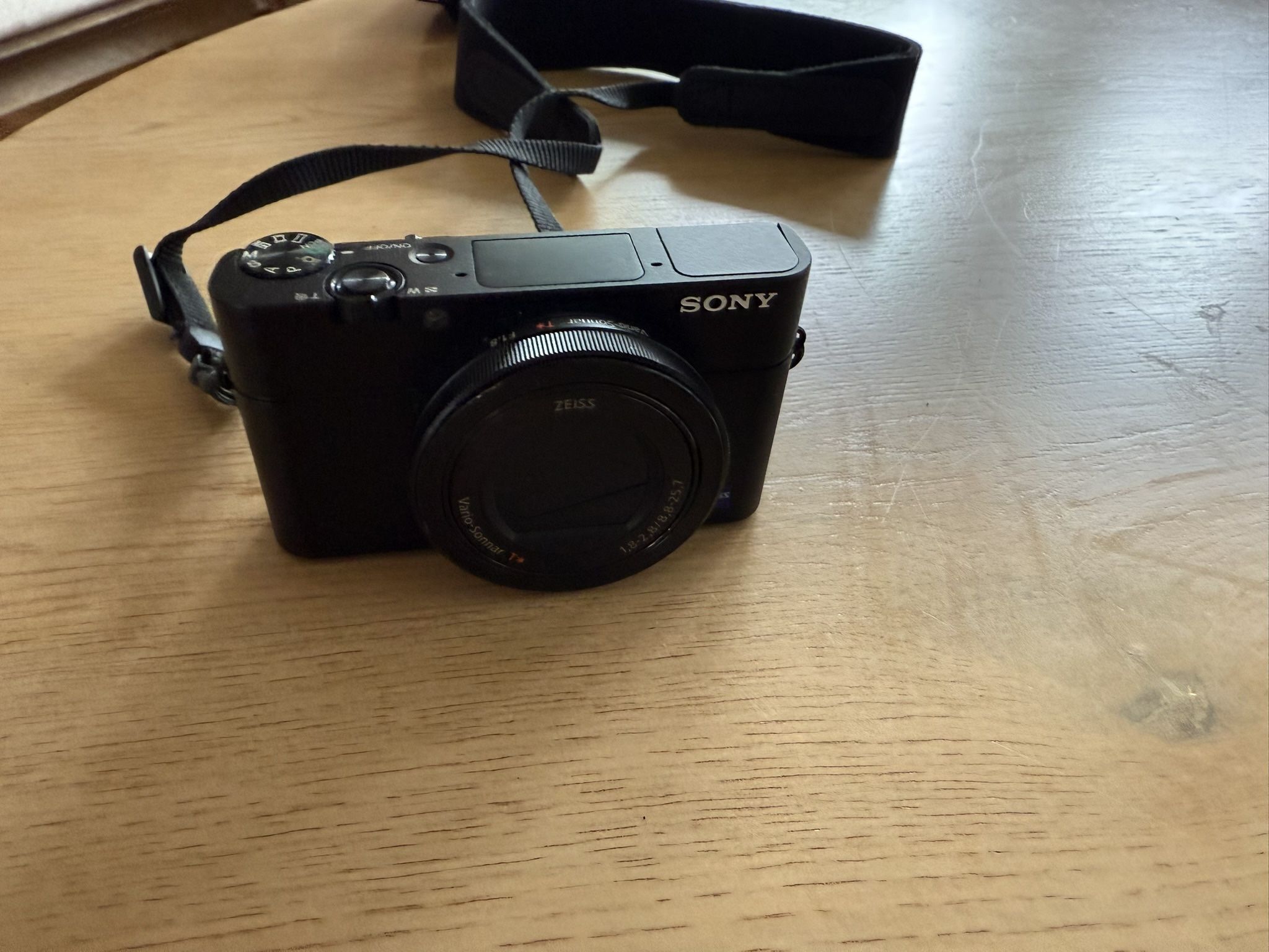 Sony RX100 III CAMERA W/CASE