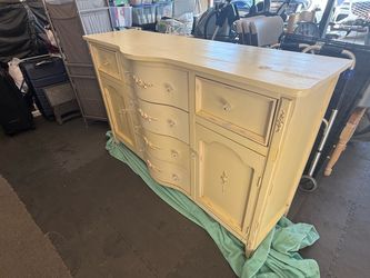 Buffet/Dresser with glass knobs