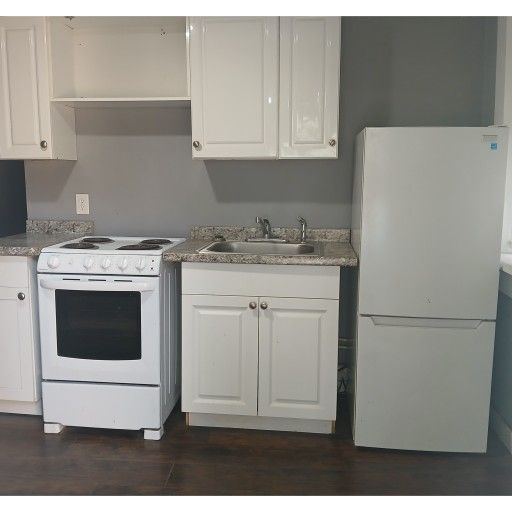 Small 1 Bedroom Apartment Apartment W/bonus Room That Can Be Used As 2nd Bedroom
