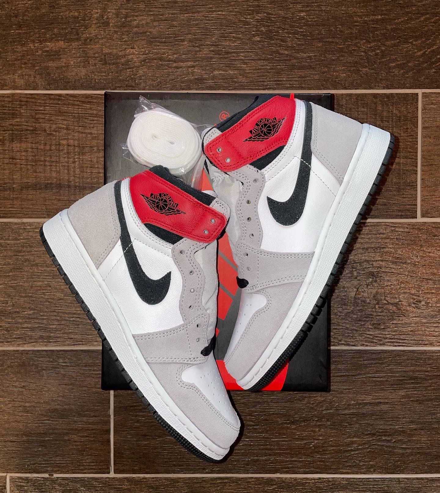 Air Jordan Retro High OG Light Smoke Grey