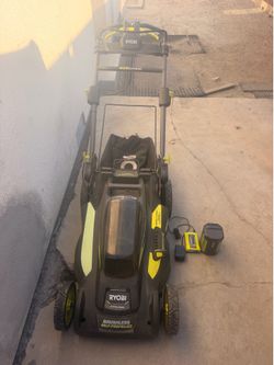RYOBI CORDLESS SELF PROPELLED 40V LAWNMOWER WITH BATTERY AND CHARGER