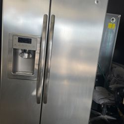 Ge Stainless Steel Side-By-Side Refrigerator📍