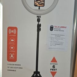 Broad Cast Light Tripod With Phone Mount
New unopened box 