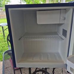 Nice Used Mini fridgdaire fridge.