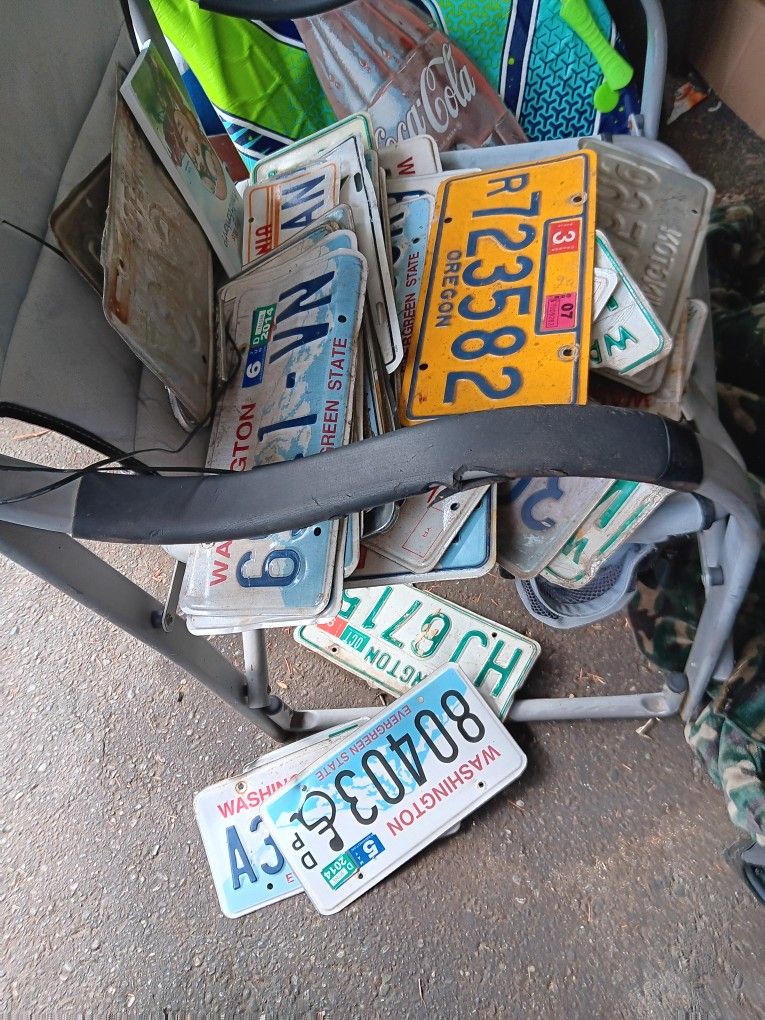 WHOLE BUTTLOAD OF OLD LICENSE PLATES  