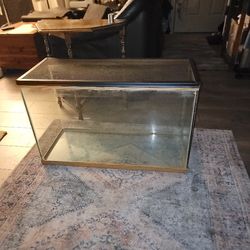 Free Aquarium With Metal Mesh Lid